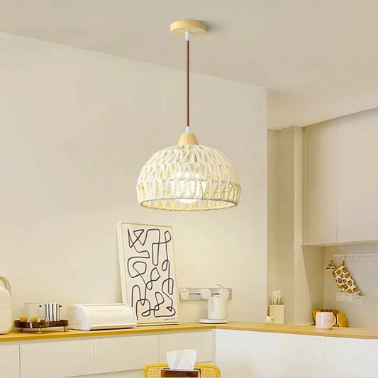 Lustre em cima da mesa de jantar