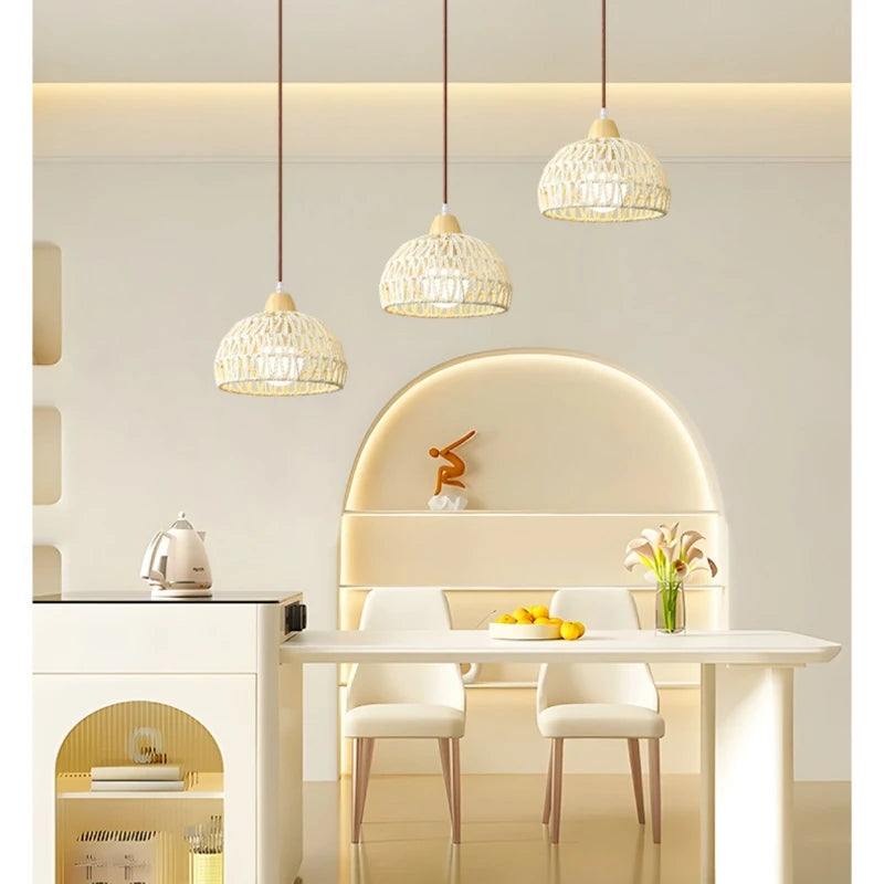 Tres lustre em cima da mesa de jantar 